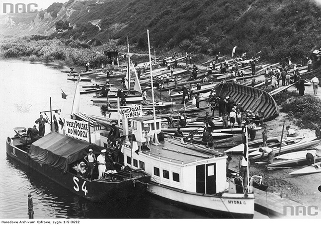 HydraPłock - Uczestnicy spływu kajakowego Przez Polskę do morza podczas odpoczynku w Płocku 08-1933.jpg