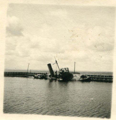 1..versenktes polnisches Schiff Hafen Hela WW2.JPG