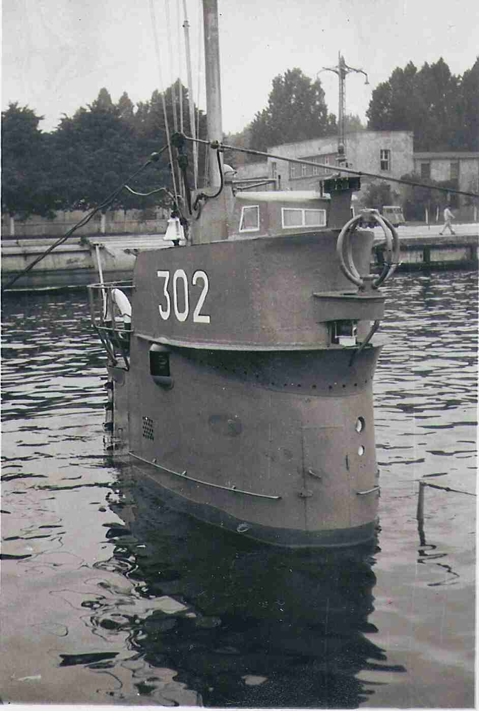 ORP &quot;Mazur&quot; podczas zanurzenia w PW Gdynia, początek lat 60-tych.