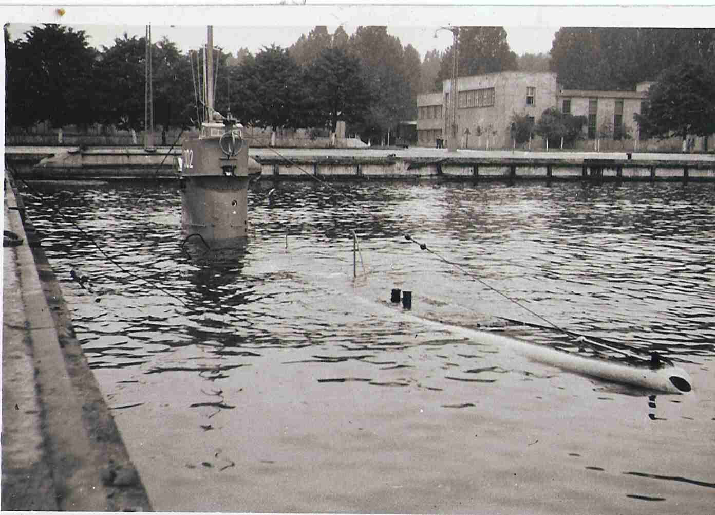ORP &quot;Mazur&quot; podczas zanurzenia w PW Gdynia, początek lat 60-tych.
