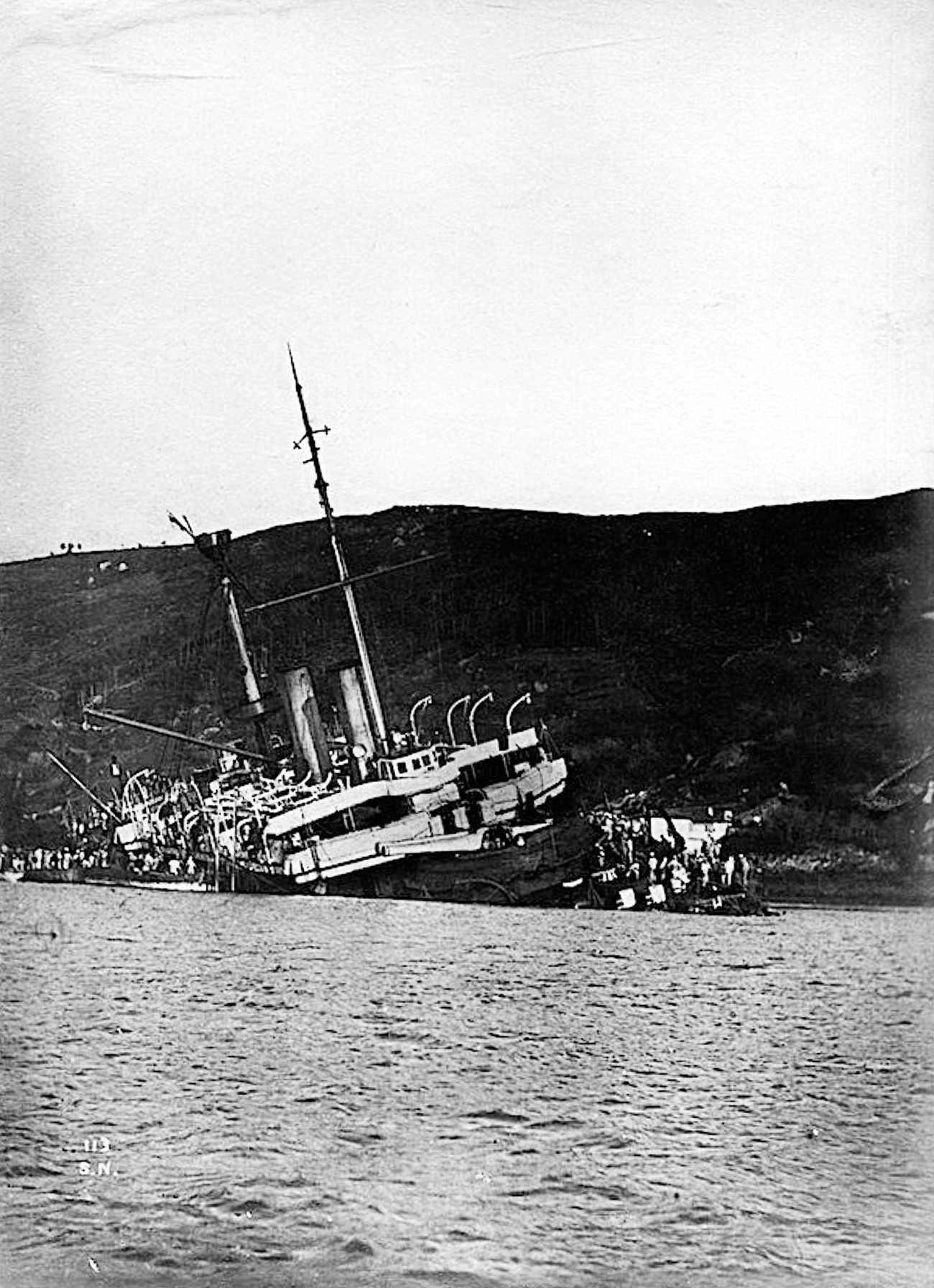howe na skałach koło Ferrol Rock 1892.jpg