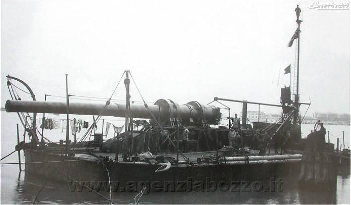 3801C_RN_Valente_1916_pontone_armato_a_Venezia_marzo_1917.jpg
