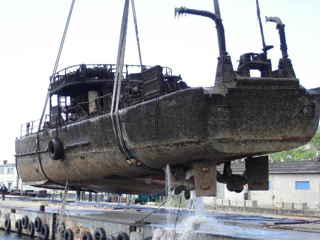 Wydobywanie wraku "Rybitwy" . ( foto album )