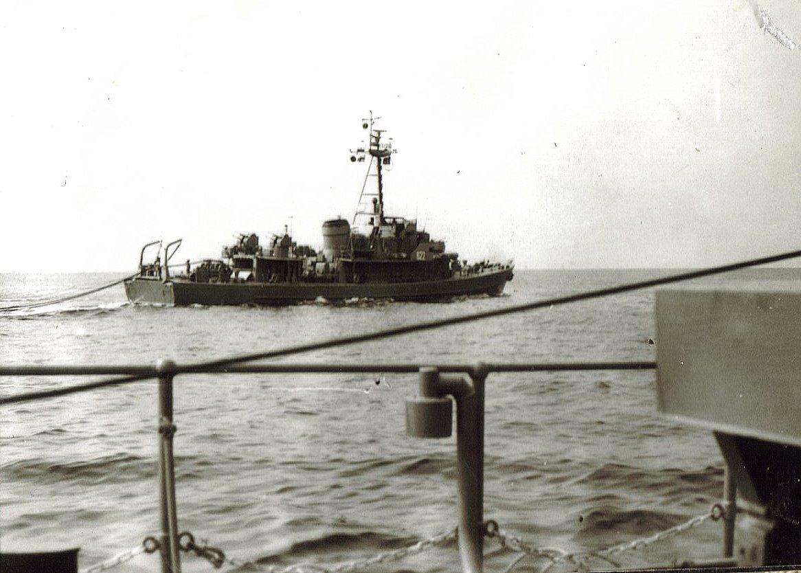 ORP "Rybitwa" /622/ podczas trałowania trałem elektro-magnetycznym, lata 70-te . ( z albumu D.Turło )