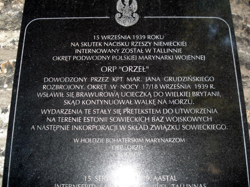 Tablica pamiątkowa umieszczona na murach starego miasta .