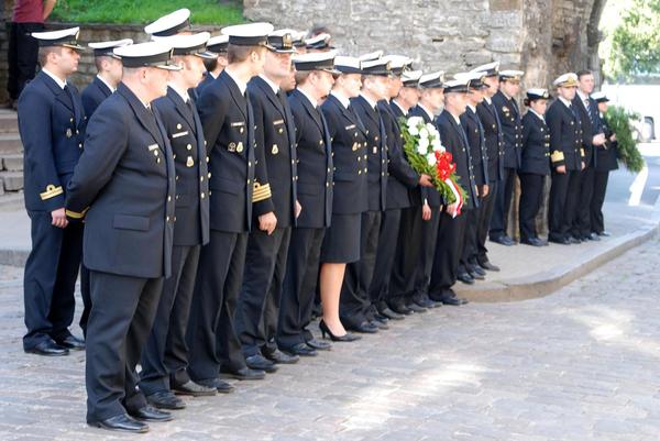 Tradycją stało się już coroczne składanie wieńców przez załogii trałowców biorących udział w operacji rozminowania wód Estonii .
