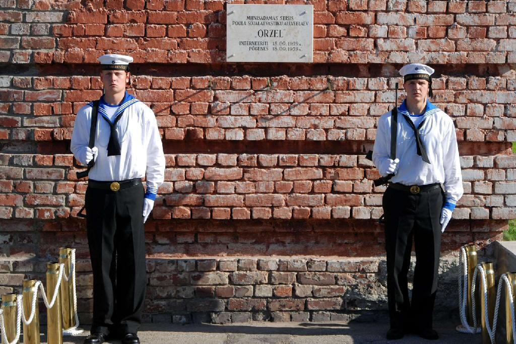 Tablica pamiątkowa umieszczona na szczycie budynku w PW Tallin , gdzie &quot;Orzeł&quot; był internowany .