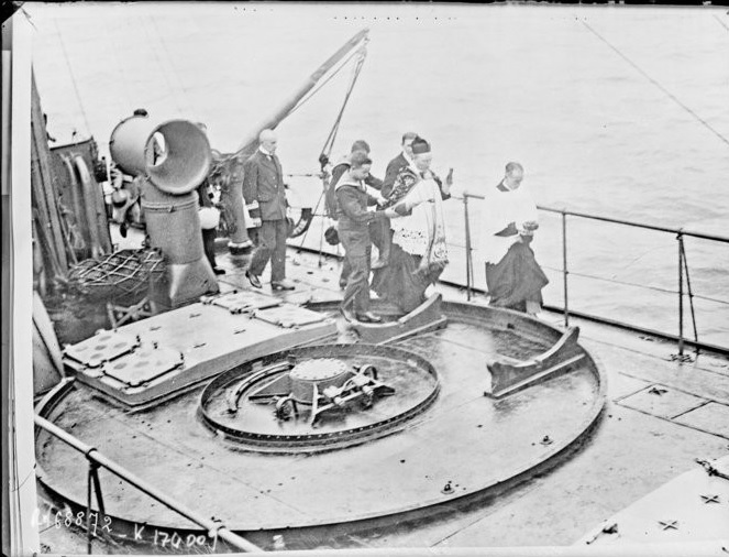 Le révérend Father Long bénissant 3 destroyers allemands destinés à la Pologne.jpg
