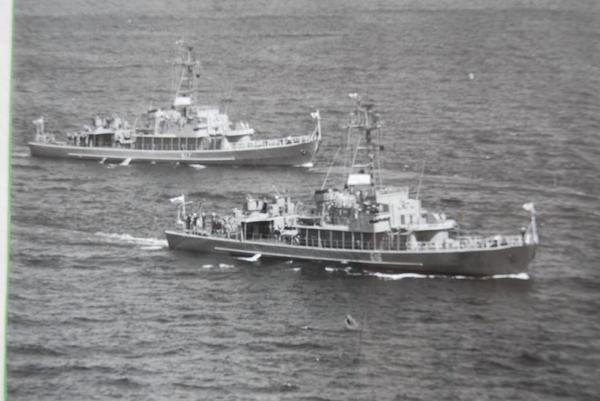 ORP &quot;Czapla&quot; /617/ i ORP Kormoran &quot; /616/ w morzu . ( z archiwum 9 FOW )