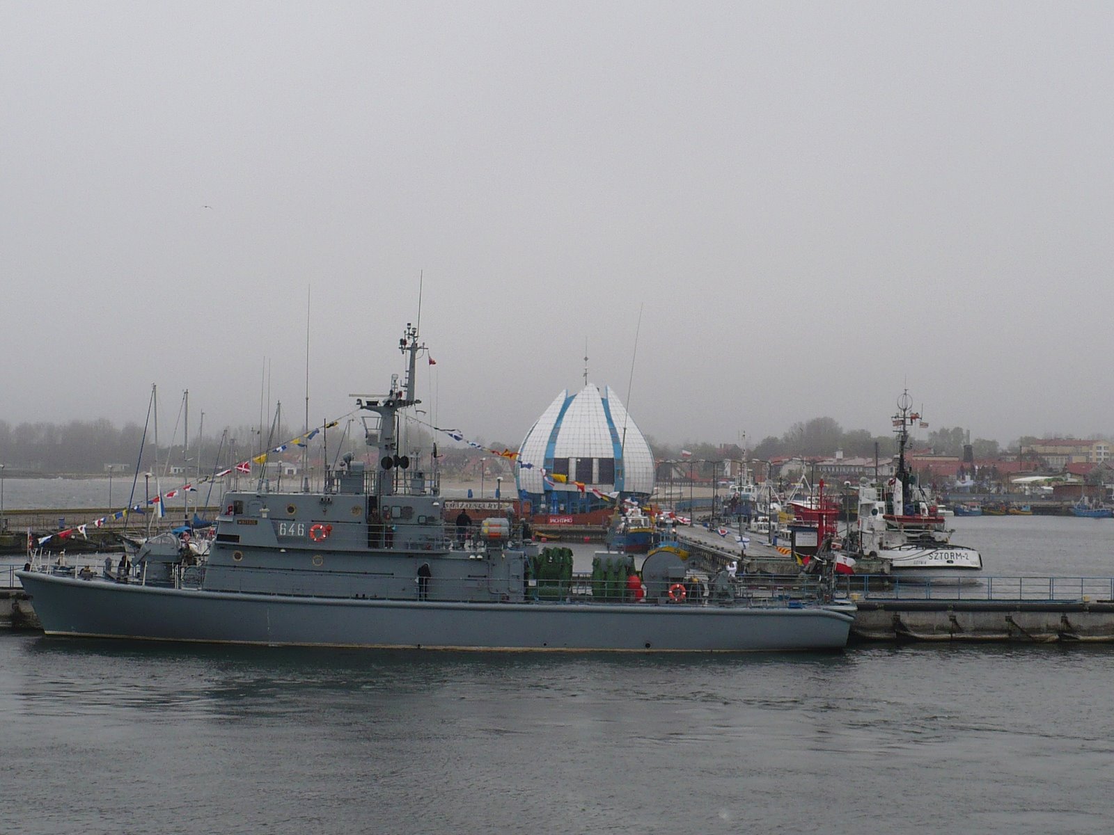 ORP " Wdzydze " w porcie rybackim na Helu .